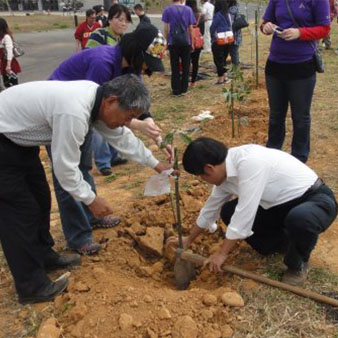 101學年度植樹週活動照片( 4 張相片 )